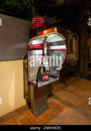 Telstra-Telefonzelle und Smart Payphone, jetzt kostenlos in Armidale in New South wales, australien Stockfoto