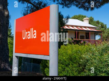 Auf dem Bahnsteig des Bahnhofs in Uralla, New South wales, australien, mit dem Station Masters House im Hintergrund Stockfoto