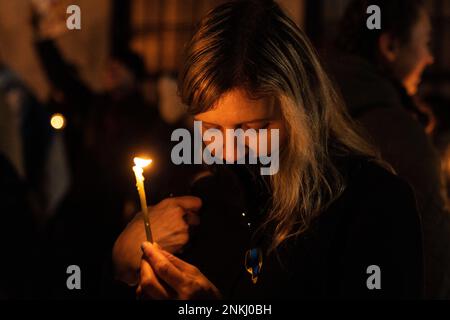 Demonstranten versammeln sich am 23. Februar 2023 vor dem Generalkonsulat Russlands in New York, um an einem Jahrestag der russischen Aggression gegen die Ukraine eine Nachtwache abzuhalten Stockfoto