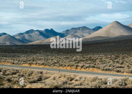 Die State Route 178 führt durch das Kern River Valley in der südlichen Sierra Nevada von Kalifornien. Stockfoto