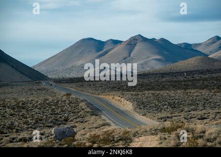 Die State Route 178 führt durch das Kern River Valley in der südlichen Sierra Nevada von Kalifornien. Stockfoto