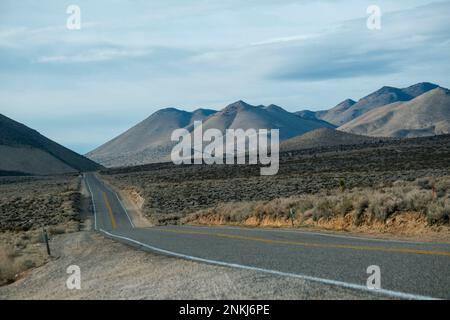 Die State Route 178 führt durch das Kern River Valley in der südlichen Sierra Nevada von Kalifornien. Stockfoto