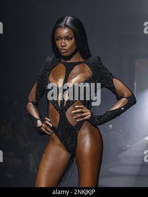 London, Großbritannien. 19. Februar 2023. Leomie Anderson geht auf der Landebahn der Julien Macdonald x Gabriela Gonzalez London Fashion Week Show in der Freemason's Hall. (Foto: Brett Cove/SOPA Images/Sipa USA) Guthaben: SIPA USA/Alamy Live News Stockfoto