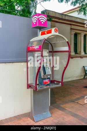 Telstra-Telefonzelle und Smart Payphone, jetzt kostenlos in Armidale in New South wales, australien Stockfoto