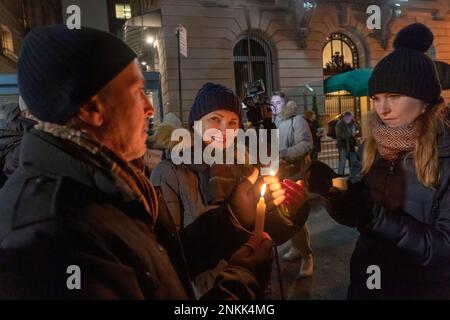 NEW YORK, NEW YORK - FEBRUAR 23: Die Menschen zünden Kerzen bei einer Kerzenlichtwache an, am Vorabend des einjährigen Jubiläums der russischen Invasion vor dem russischen Konsulatgebäude auf der Upper East Side von Manhattan am 23. Februar 2023 in New York City. Ukrainer und Russen sprechen sich gegen den Krieg aus, Putin und trauern um die Opfer der Invasion. Stockfoto