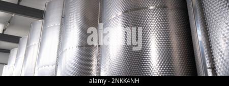 Linie von industriellen chemischen Tanks in der chemischen pharmazeutischen Produktion Stockfoto