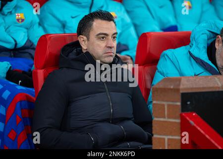 Manchester, Großbritannien. 24. Februar 2023. Der Cheftrainer von Barcelona, Xavi Hernandez, reagiert vor dem Spiel der UEFA Europa League mit 2. Beinen zwischen Manchester United und Barcelona am 23. Februar 2023 in Manchester, Großbritannien. Kredit: Xinhua/Alamy Live News Stockfoto