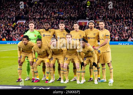 Manchester, Großbritannien. 24. Februar 2023. Die Spieler von Barcelona stellen sich vor dem Spiel der UEFA Europa League 2. zwischen Manchester United und Barcelona in Manchester, Großbritannien, am 23. Februar 2023 für ein Gruppenfoto auf. Kredit: Xinhua/Alamy Live News Stockfoto