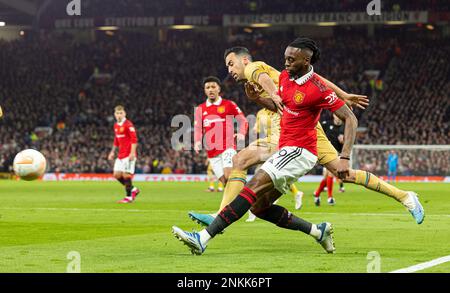 Manchester, Großbritannien. 24. Februar 2023. Aaron Wan-Bissaka (R) von Manchester United gibt den Ball unter dem Druck von Barcelonas Sergio Busquets während des Spiels der UEFA Europa League 2. zwischen Manchester United und Barcelona am 23. Februar 2023 in Manchester, Großbritannien, ab. Kredit: Xinhua/Alamy Live News Stockfoto