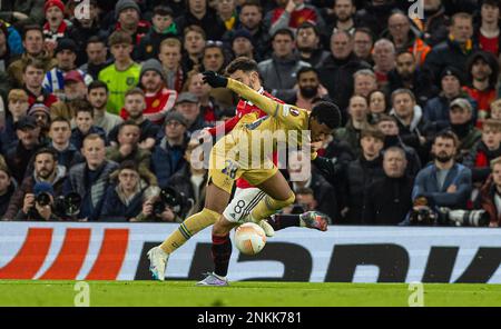 Manchester, Großbritannien. 24. Februar 2023. Der Alejandro Balde (R) von Barcelona tritt am 23. Februar 2023 beim Spiel der UEFA Europa League 2. zwischen Manchester United und Barcelona in Manchester, Großbritannien, gegen Bruno Fernandes von Manchester United an. Kredit: Xinhua/Alamy Live News Stockfoto