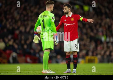 Manchester, Großbritannien. 24. Februar 2023. Bruno Fernandes (R) von Manchester United streitet mit Barcelonas Torwart Marc-Andre ter Stegen während des 2.-teiligen Spiels der UEFA Europa League zwischen Manchester United und Barcelona am 23. Februar 2023 in Manchester, Großbritannien. Kredit: Xinhua/Alamy Live News Stockfoto