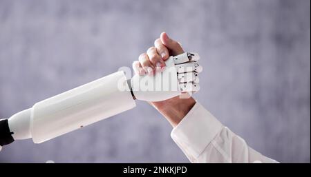 AI Robot und Human man Handshake Stockfoto