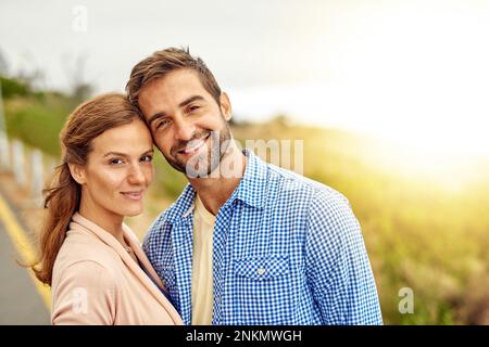 Sie teilen eine besondere Art von Liebe. Ein liebevolles Paar, das draußen etwas Zeit miteinander verbringt. Stockfoto