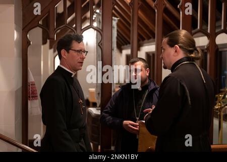 Seattle, Washington, USA. 23. Februar 2023. Reverend Doyt L Conn (links), Fr. Andrii Oliinyk und Fr. Andriy Matlak (rechts) bereiten Sie sich auf die Gebetswache für die Ukraine in der Epiphany Parish of Seattle vor. Die Gemeinde hielt den Gottesdienst mit der ukrainisch-orthodoxen Kirche von Seattle ab, um den ersten Jahrestag der russischen Invasion der Ukraine zu feiern. Kredit: Paul Christian Gordon/Alamy Live News Stockfoto