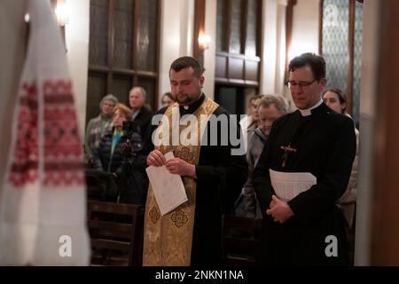 Seattle, Washington, USA. 23. Februar 2023. Andrii Oliinyk (links) mit der ukrainischen katholischen Kirche und Reverend Doyt L Conn bei einer Gebetswache für die Ukraine in der Epiphany Parish of Seattle. Die Gemeinde hielt den Gottesdienst mit der ukrainisch-orthodoxen Kirche von Seattle ab, um den ersten Jahrestag der russischen Invasion der Ukraine zu feiern. Kredit: Paul Christian Gordon/Alamy Live News Stockfoto