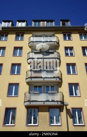 Ein Blick auf ein mehrstöckiges Apartmentgebäude mit mehreren Balkonen an der Außenseite Stockfoto