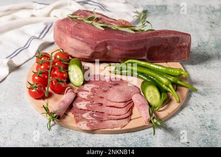 Geräucherte Rinderzunge. Geräucherte Kalbszunge auf Holzbrett. Köstliches geräuchertes Fleisch. Lokaler Name dana dil Stockfoto