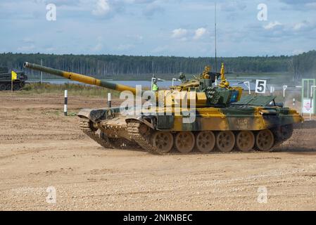 ALABINO, RUSSLAND - 27. AUGUST 2020: Panzer T-72B3 des kasachischen Teams besteht die Panzerbiathlon-Strecke. Fragmente der Internationalen Kriegsspiele Stockfoto