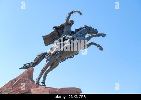 URGENCH, USBEKISTAN - 07. SEPTEMBER 2022: Denkmal für den Herrscher und Kommandeur Jalal ad-DIN Manguberdie vor dem Hintergrund eines blauen wolkenlosen Himmels Stockfoto