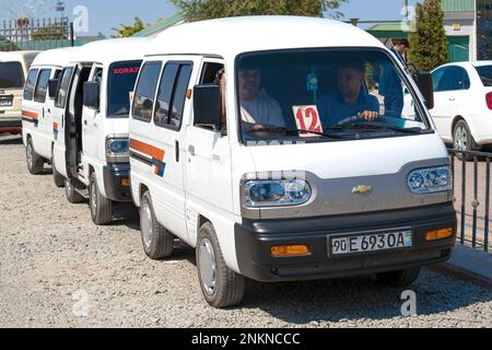 URGENCH, USBEKISTAN - 07. SEPTEMBER 2022: Chevrolet Damas: Feste Taxiverbindung am Busbahnhof der Stadt Urgench Stockfoto