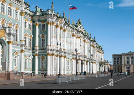 SANKT PETERSBURG, RUSSLAND - 24. OKTOBER 2022: Im Winterpalast an einem Oktobernachmittag Stockfoto