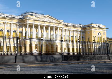 SANKT PETERSBURG, RUSSLAND - 24. OKTOBER 2022: Gebäude des staatlichen Russischen Museums an einem sonnigen Tag Stockfoto