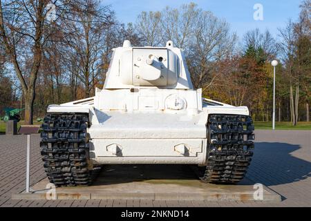 KIROVSK, RUSSLAND - 24. OKTOBER 2023: Sowjetischer Schwertank KV-1 in der Straßenausstellung des Museums „Breakthrough of the Belagge of Leningrad“ an einem sonnigen Ort Stockfoto