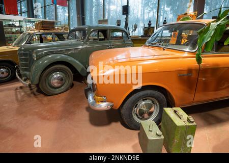 ZELENOGORSK, RUSSLAND - 23. FEBRUAR 2023: Sowjetische Autos Moskvich-401 und Moskvich-2140 im Museum der Retro-Autos „Pferdestärken“ Stockfoto