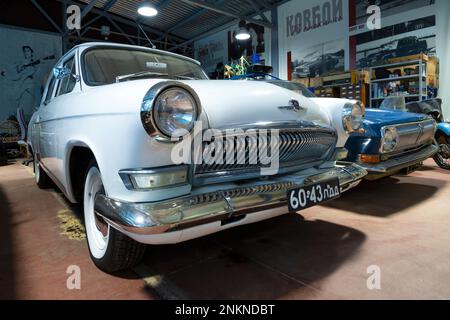 ZELENOGORSK, RUSSLAND - 27. JANUAR 2023: Sowjetisches Auto GAZ-21 „Volga“ im Oldtimer-Museum „Pferdestärken“ Stockfoto