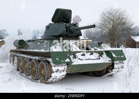 KRASNOYE SELO, RUSSLAND - 05. FEBRUAR 2023: Das berühmteste sowjetische Panzer der T-34 aus nächster Nähe am Februar Nachmittag. Military Historical Park 'Steel Landi Stockfoto