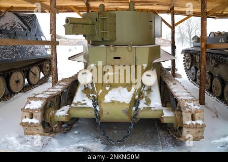 KRASNOE SELO, RUSSLAND - 19. FEBRUAR 2023: Sowjetischer Leuchtstofftank BT-7 mit kurzer 76-mm-Pistole Nahaufnahme. Militärisch-historischer Park „Steel Landing“ Stockfoto