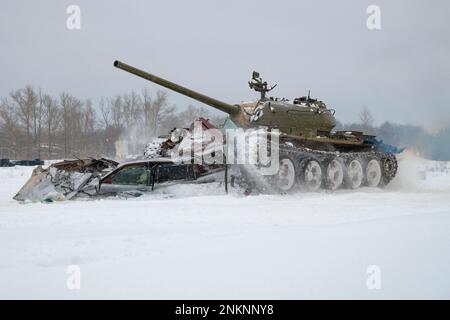 KRASNOYE SELO, RUSSLAND - 19. FEBRUAR 2023: Sowjetischer Panzer T-54 auf einer Panzershow im historischen Militärpark „Steel Landing“ Stockfoto