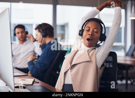 Müde schwarze Frau, gähnt und dehnt sich im Callcenter, um den Kundendienst oder den Desktop-Support im Büro zu unterbrechen. Afroamerikanische Frau Stockfoto