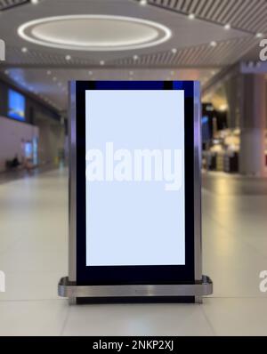 Leere Plakate im Flughafen. Leere Reklametafeln für Werbung. Stockfoto