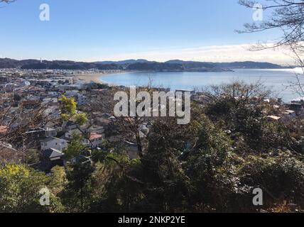 Genießen Sie an einem sonnigen Tag den Blick über die Stadt und die Küste von Kamakura, Japan Stockfoto