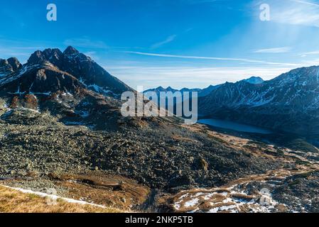 Blick vom Hladke Sedlo auf die polisch-slowakische Grenze in den Herbstbergen der Tatra Stockfoto