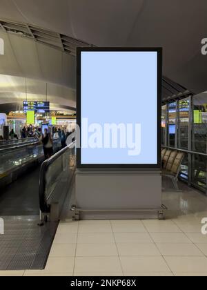 Leere Plakate im Flughafen. Leere Reklametafeln für Werbung. Stockfoto