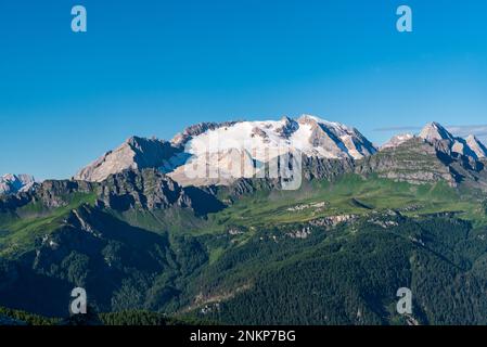 Marmolada Bergkamm mit dem höchsten Punta Penia Berggipfel in den Dolomiten vom Wanderweg unterhalb des Setssaa Berggipfels in den Dolomiten Stockfoto