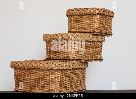 Produkte aus einer Stange. Wickerwork ist ein traditionelles Handwerk. Handgefertigt. Stockfoto