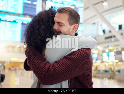 Paare, Umarmungen und Abschied am Flughafen für Reisen, Reisen oder Flüge in Auf Wiedersehen für Fernbeziehungen. Mann und Frau, die sich vor der Reise umarmen Stockfoto