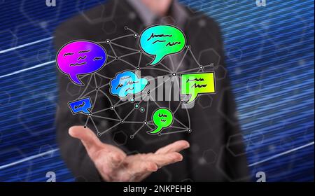 Kommunikationsnetzwerkkonzept über der Hand eines Mannes in Hintergrund Stockfoto