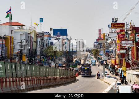 Lad Krabang, Thailand, 24/02/2023, Blick auf die Stadt Lad Krabang. Das tägliche Leben rund um Lad Krabang, ein Wohnviertel in der Nähe des internationalen Flughafens Suvarnabhumi, in East Bangkok, Thailand, am 24. Februar 2022. Stockfoto