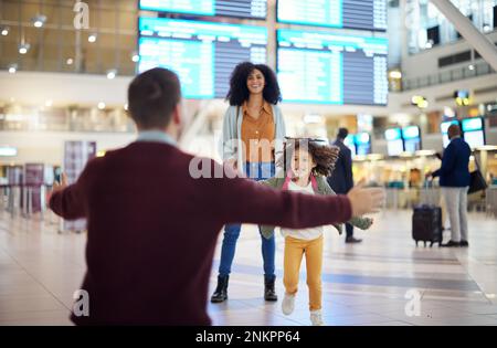 Kind, das zum Vater am Flughafen rennt, um nach der Einwanderung oder internationalen Gelegenheit zu einem Familientreffen zu kommen. Gemischtrassige Familie, Dad und Stockfoto