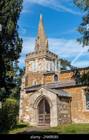 Außenansicht der kleinen englischen Pfarrkirche St. Mary the Virgin, Burrough on the Hill, Leicestershire, England, Großbritannien Stockfoto
