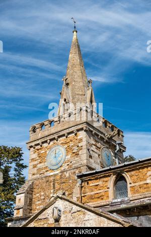 Außenansicht der kleinen englischen Pfarrkirche St. Mary the Virgin, Burrough on the Hill, Leicestershire, England, Großbritannien Stockfoto