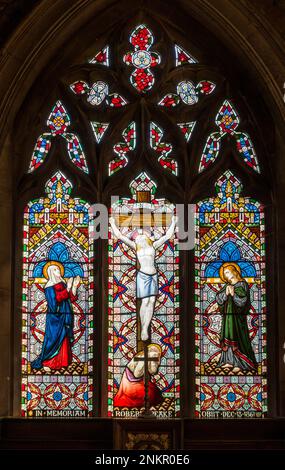 Buntglasfenster mit der Kreuzigung von Jesus Christus, St. Marys Church, Burrough on the Hill, Leicestershire, England, Großbritannien Stockfoto
