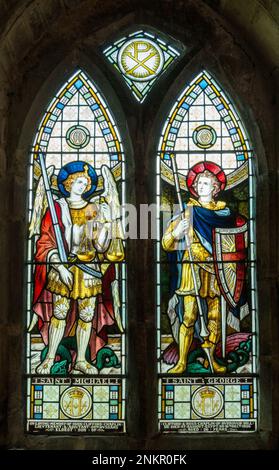Buntglasfenster mit Bildern von Saint Michael und Saint George, St Marys Church, Burrough on the Hill, Leicestershire, England, Großbritannien Stockfoto