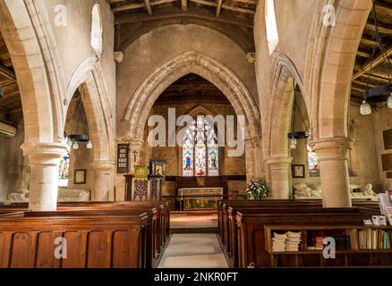 Der zentrale Gang/Seeweg, die Bänke und der Altar der kleinen Pfarrkirche St. Mary the Virgin, Burrough on the Hill Leicestershire, England, Großbritannien Stockfoto