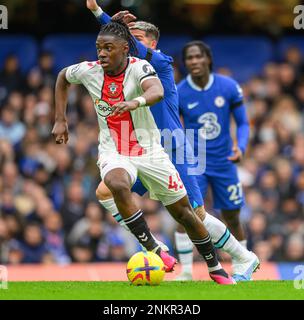 18. Februar 2023 - Chelsea gegen Southampton - Premier League - Stamford Bridge Southamptons Romeo Lavia während des Premier League-Spiels gegen Chelsea. Bild : Mark Pain / Alamy Live News Stockfoto