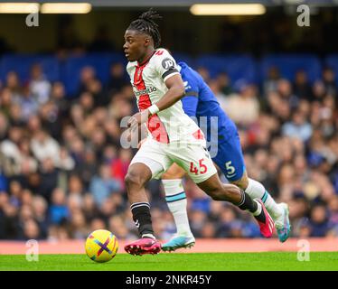 18. Februar 2023 - Chelsea gegen Southampton - Premier League - Stamford Bridge Southamptons Romeo Lavia während des Premier League-Spiels gegen Chelsea. Bild : Mark Pain / Alamy Live News Stockfoto